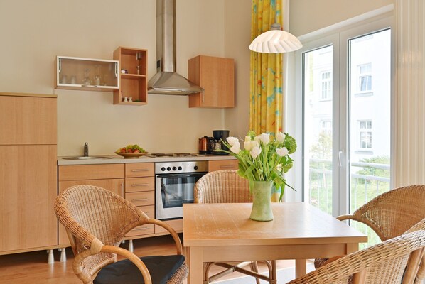 Køleskab, mikrobølgeovn, ovn, kogeplade