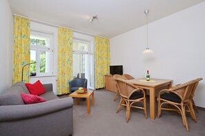 TV, ping pong, stereo - Holiday Apartment "Villa Celia - 2" near Beach with 2 Balconies & Wi-Fi (Sellin)