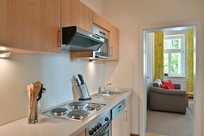 Køleskab, mikrobølgeovn, ovn, kogeplade