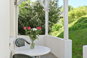 Outdoor dining - Holiday Apartment "Villa Celia - 2" near Beach with 2 Balconies & Wi-Fi (Sellin)