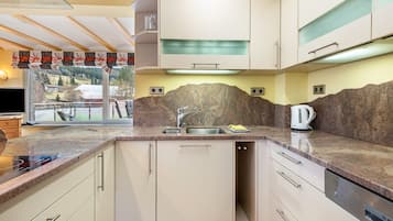 Frigorifero, microonde, forno, piano cottura