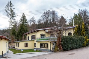 Exterior - Holiday Home 'Ferienhaus Schwarzwälder Kirsch' with Private Terrace, Balcony and Wi-Fi (Feldberg)