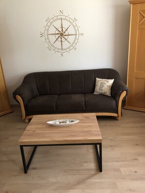 Télévision, cheminée, chaîne hi-fi