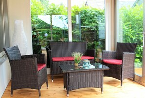 Terrace/patio - Bungalow 'Ferienhaus Seaside' with Private Terrace, Private Garden and Wi-Fi (Wunstorf)
