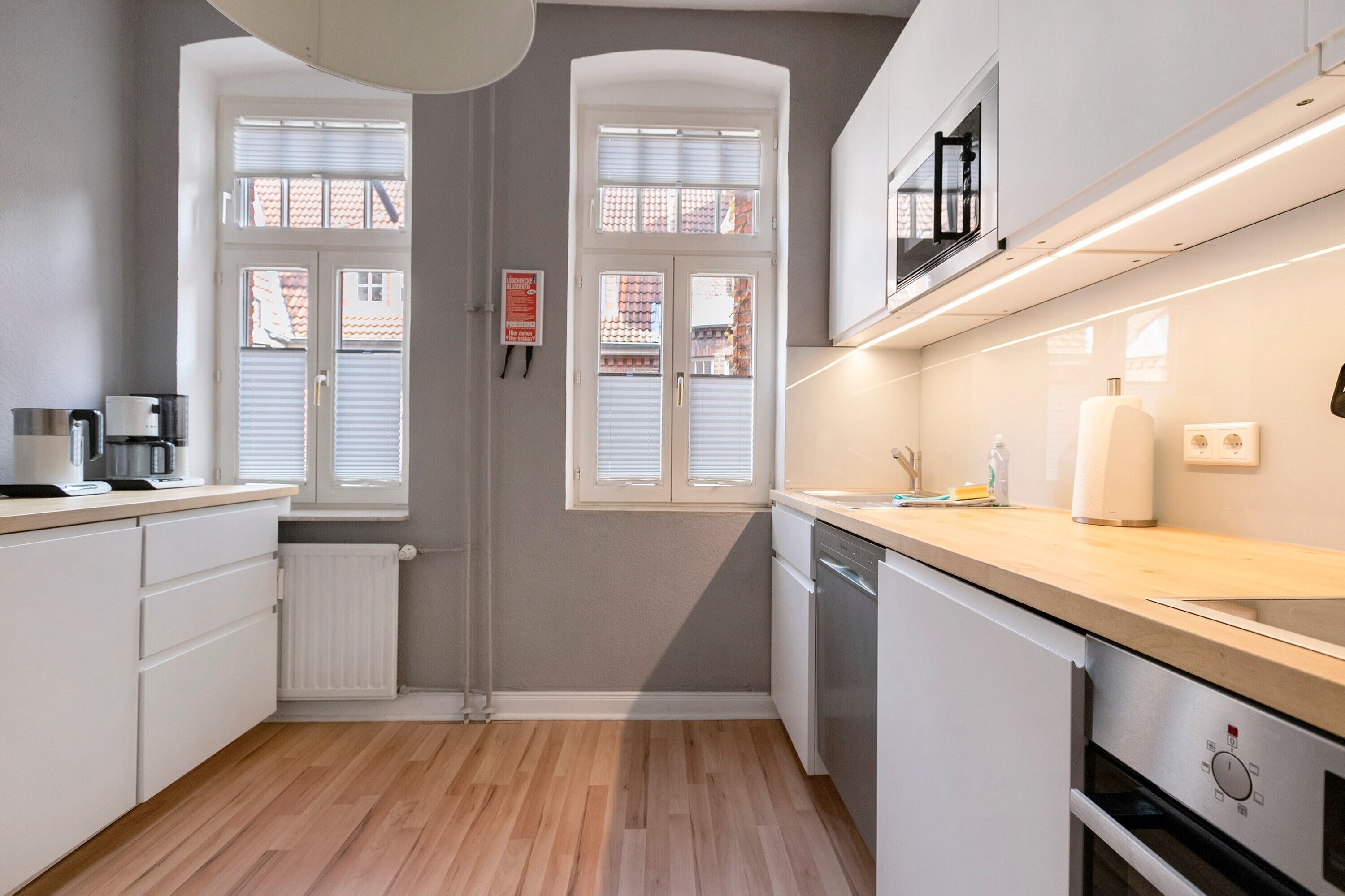 Frigorifero, microonde, forno, piano cottura