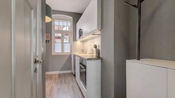 Kühlschrank, Mikrowelle, Ofen, Herdplatte