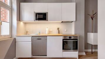 Réfrigérateur, micro-ondes, four, plaque de cuisson