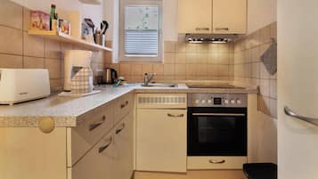 Fridge, oven, stovetop, dishwasher