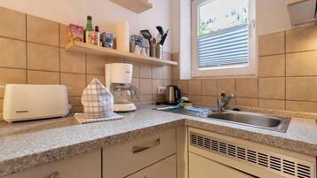 Een koelkast, een oven, een kookplaat, een vaatwasser