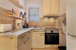 Frigorífico, horno, placa de cocina y lavavajillas