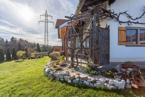 Property grounds - Apartment 'Haus Kali' with Mountain View, Shared Terrace and Wi-Fi (Teisendorf)