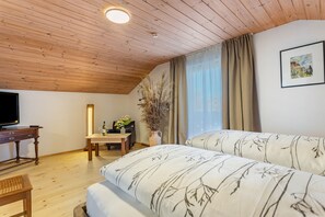 2 bedrooms, iron/ironing board, free WiFi, bed sheets - Apartment 'Haus Kali' with Mountain View, Shared Terrace and Wi-Fi (Teisendorf)