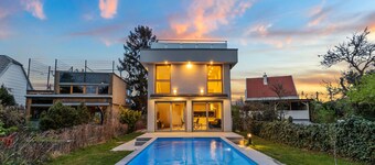 Villa Jäger with Heated Pool (Available from 23.03.26) in Vienna, Private Terrace, Balcony, Wi-Fi