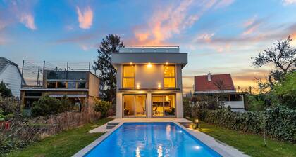 Villa Jäger with Heated Pool (Available from 23.03.26) in Vienna, Private Terrace, Balcony, Wi-Fi