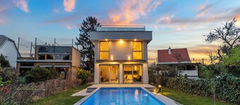 Villa Jäger with Pool in Vienna with Private Terrace, Balcony and Wi-Fi