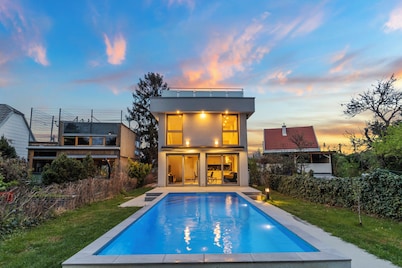 Villa Jäger with Pool in Vienna with Private Terrace, Balcony and Wi-Fi