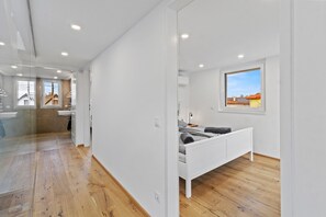 Regadera, secadora de cabello, toallas 