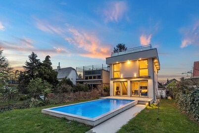 Villa Jäger with Pool in Vienna with Private Terrace, Balcony and Wi-Fi