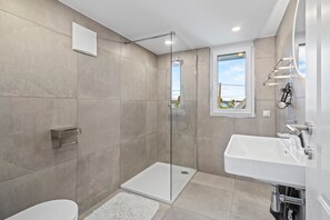 Dusche, Haartrockner, Handtücher