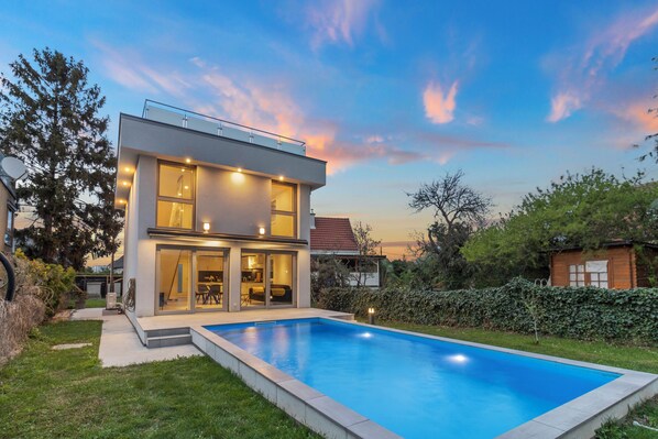 Pool - Villa Jäger with Pool in Vienna with Private Terrace, Balcony and Wi-Fi (Wien)