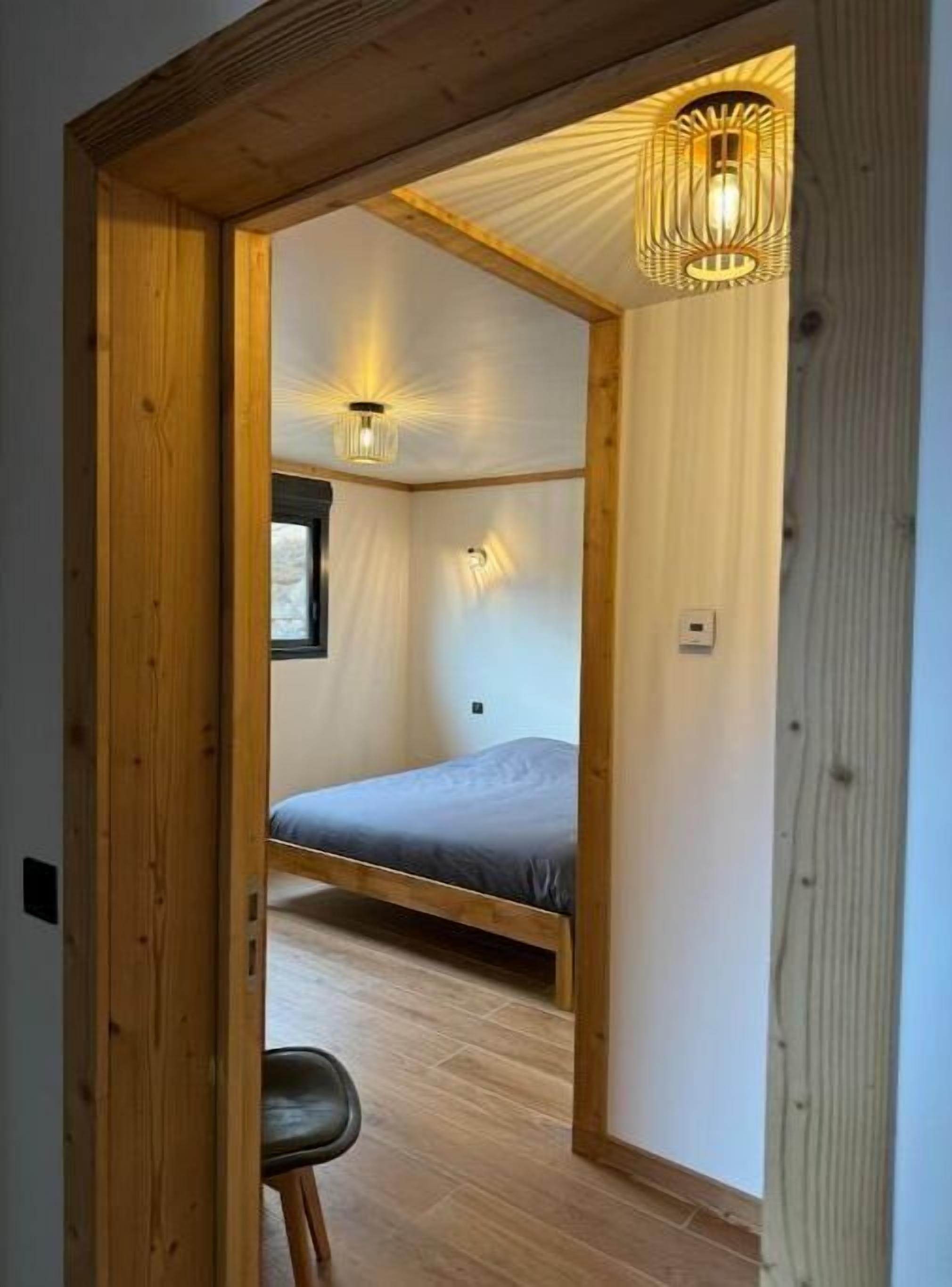 2 bedrooms, desk, iron/ironing board, travel crib