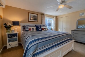 4 bedrooms, WiFi, bed sheets - Cottage on Lake Leelanau for up to 10 guests (Cedar)