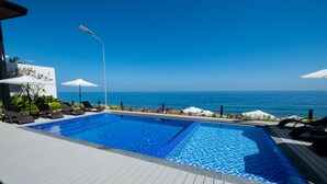 Outdoor pool - Acre Resort & Spa (Lobo)