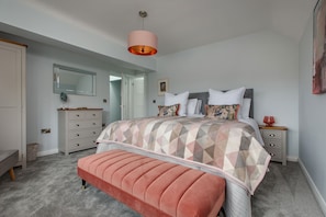 6 bedrooms, iron/ironing board, travel cot, free WiFi - Rosehaven in Sheringham. Luxury 6 Bedroom / 6 Bathroom for 12. Dog Friendly (Sheringham)