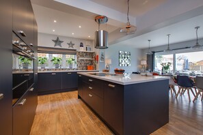 Kühlschrank, Mikrowelle, Ofen, Geschirrspüler