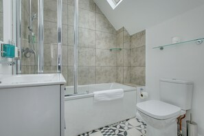 Dusche, Haartrockner, Handtücher, Seife