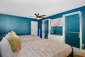 1 Schlafzimmer, Schreibtisch, Bügeleisen/Bügelbrett, Reisekinderbett