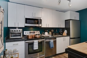 Kühlschrank, Mikrowelle, Ofen, Herdplatte