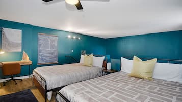 1 slaapkamer, een bureau, een strijkplank/strijkijzer, reisbedje
