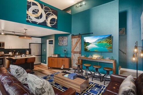 Stylish DT Loft for Professionals Friends & Family