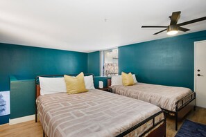 1 soverom, skrivebord, strykejern/-brett og reiseseng for barn