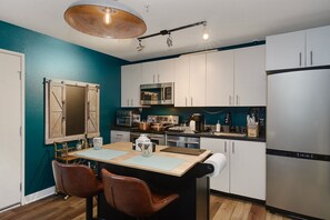 冷蔵庫、電子レンジ、オーブン、コンロ