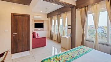 Deluxe Double Room | In-room safe, iron/ironing board