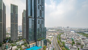 A high-rise building with a rooftop pool and a view of a cityscape. - Landmark Condotel Art By KaySuite  (Ho Chi Minh City)
