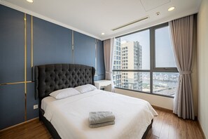 Leilighet – deluxe, balkong, byutsikt | Sengetøy i egyptisk bomull, sengetøy av topp kvalitet og dundyner