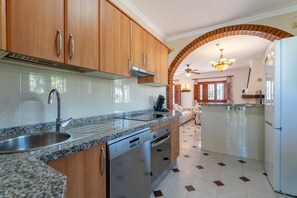 Fridge, microwave, oven, dishwasher - Villa Paraje de las Minas (Nerja)