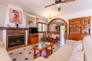 TV, fireplace - Villa Paraje de las Minas (Nerja)
