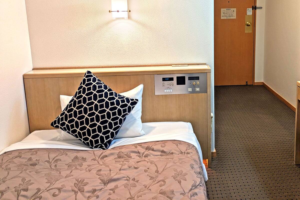 In-room safe, WiFi (free)