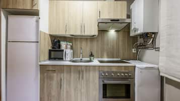 Fridge, oven, stovetop, coffee/tea maker