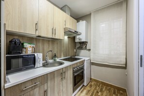 Réfrigérateur, four, cafetière/bouilloire, bouilloire électrique