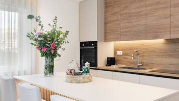 Fridge, oven, stovetop, dishwasher