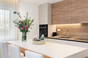 Fridge, oven, stovetop, dishwasher