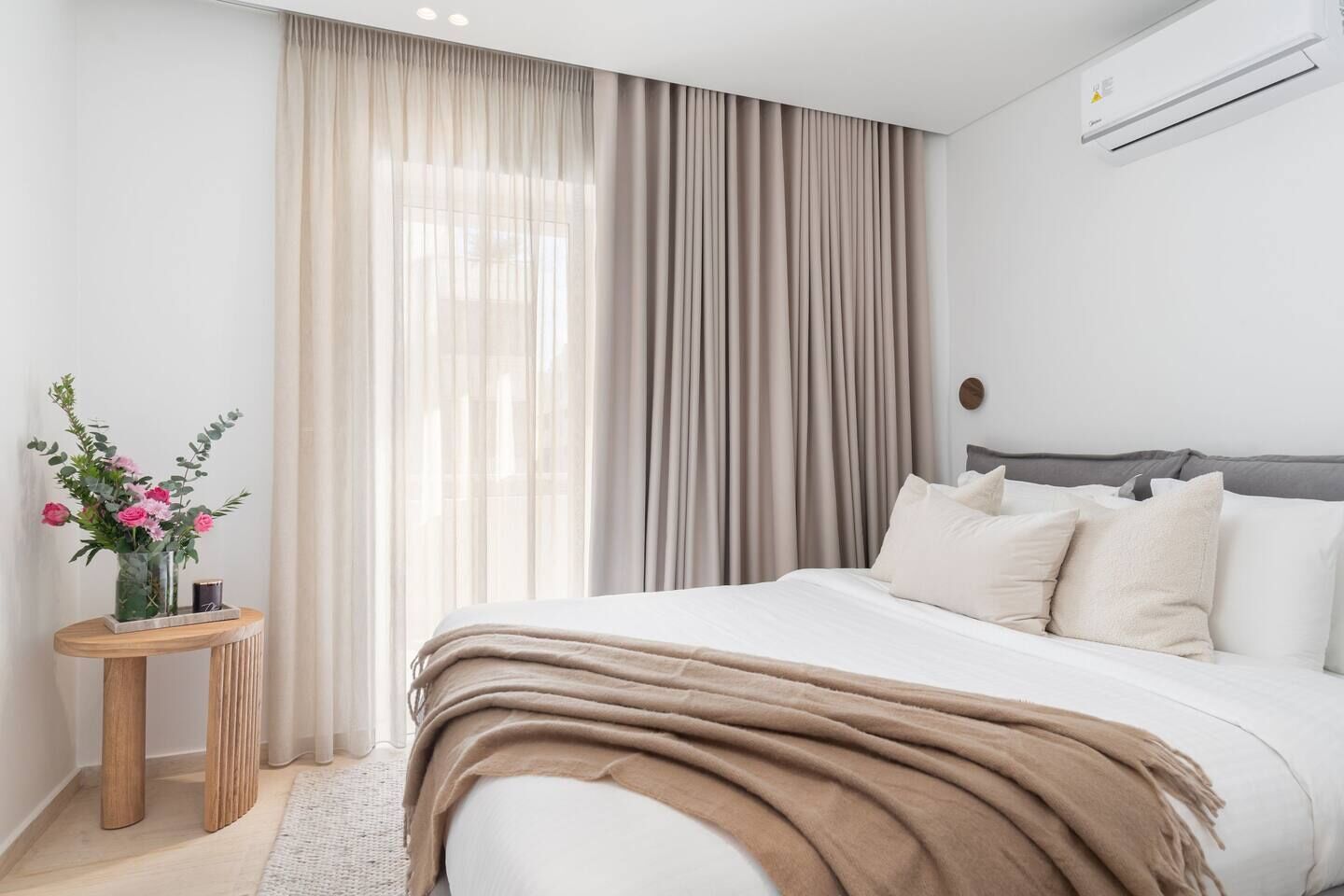 2 habitaciones, escritorio, tabla de planchar con plancha y wifi gratis 