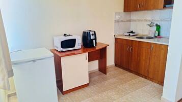 Standard Suite, Garden View | Private kitchen