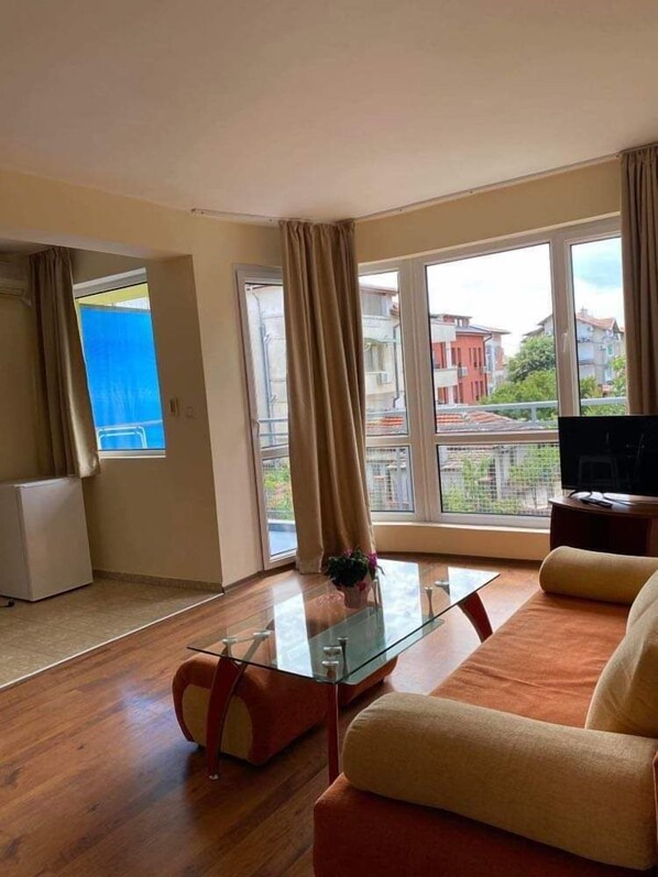 Suite estándar, vista al jardín | Área de sala de estar