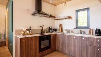 Jääkaappi, mikroaaltouuni, uuni, astianpesukone